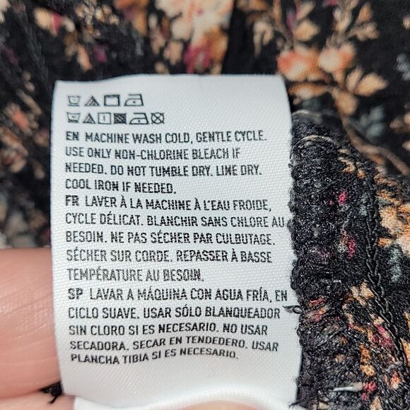 American eagle small black‎ floral crop top - Picture 7 of 7